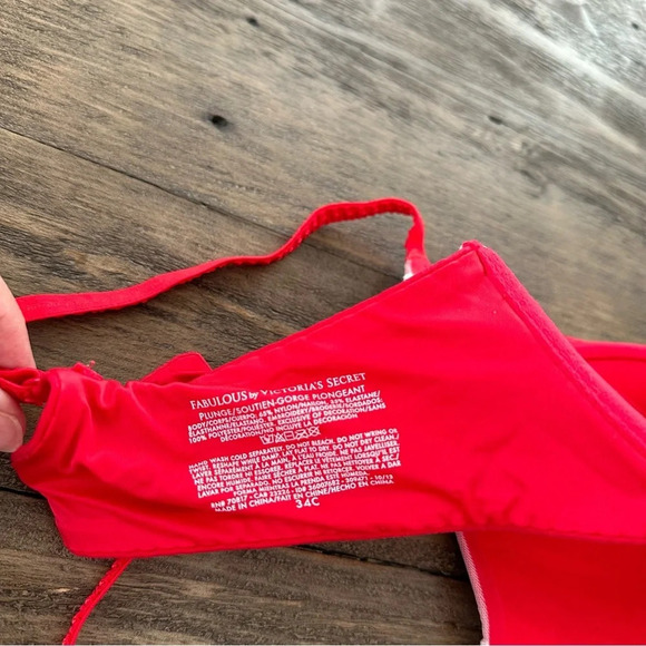 Victoria’s Secret size 34C Fabulous Plunge Push Up Bra Red Lace Underwire Sexy - Picture 4 of 4
